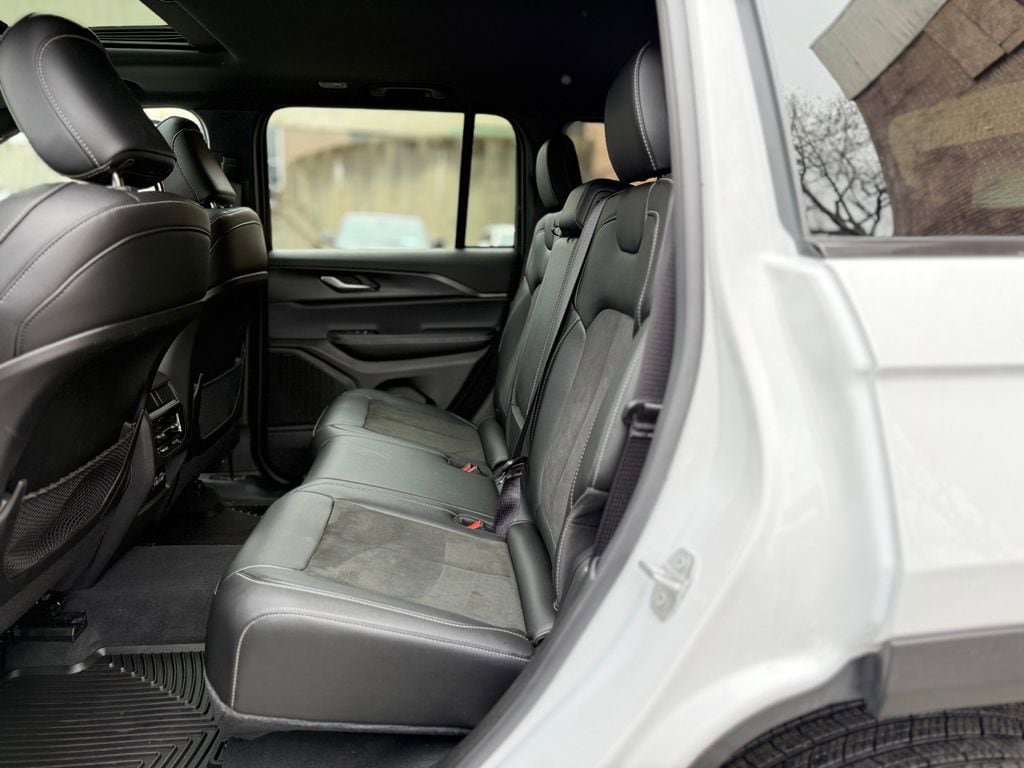 Used 2025 Jeep Grand Cherokee Altitude AWD/4WD image 25