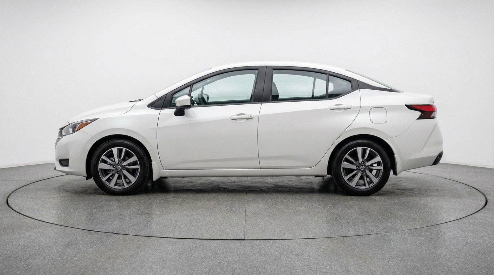 Used 2025 Nissan Versa SV image 5