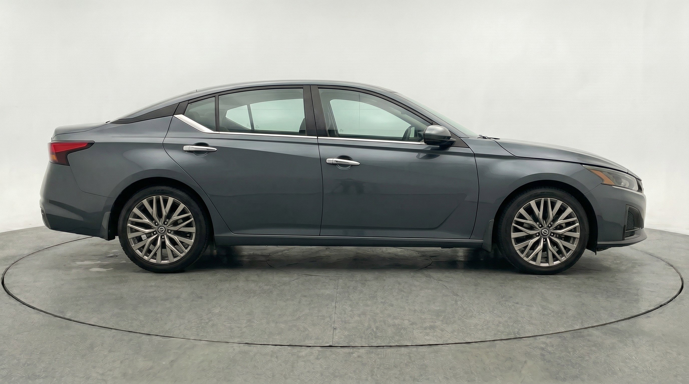 Used 2025 Nissan Altima 2.5 SV FWD image 11