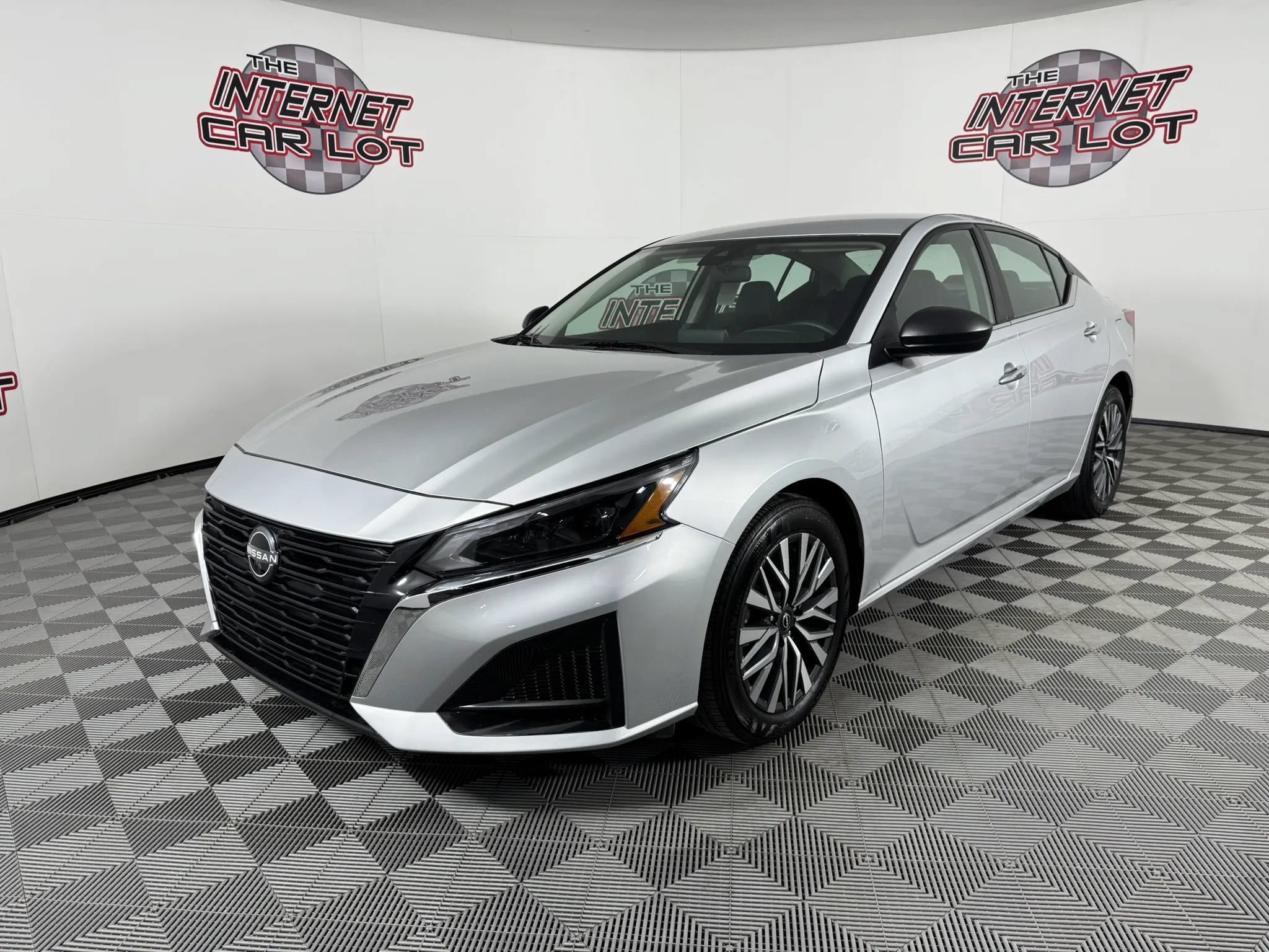 Used 2024 Nissan Altima 2.5 SV FWD image 3