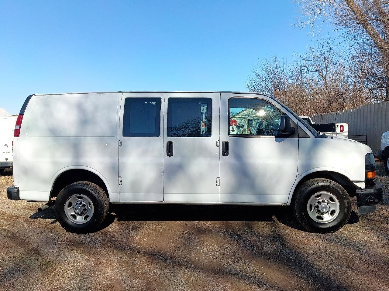Used 2019 Chevrolet Express 2500 w/ Driver Convenience Package RWD image 4