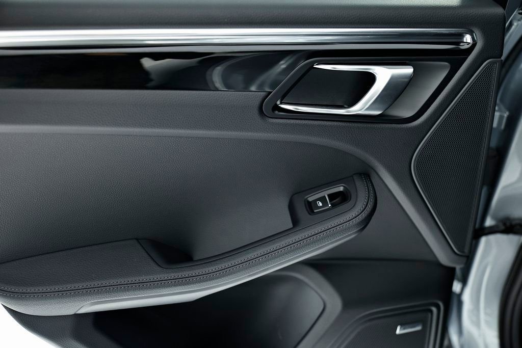 Certified 2025 Porsche Macan image 26