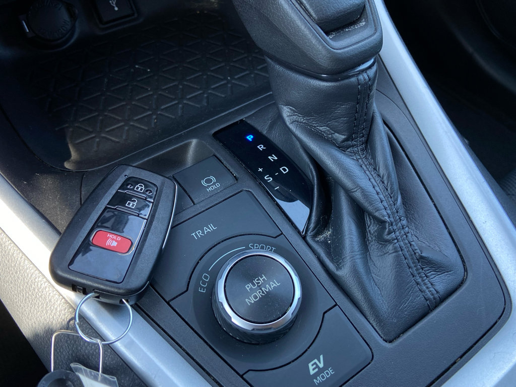 Used 2020 Toyota RAV4 XLE w/ Carpet Mat Package AWD/4WD image 20