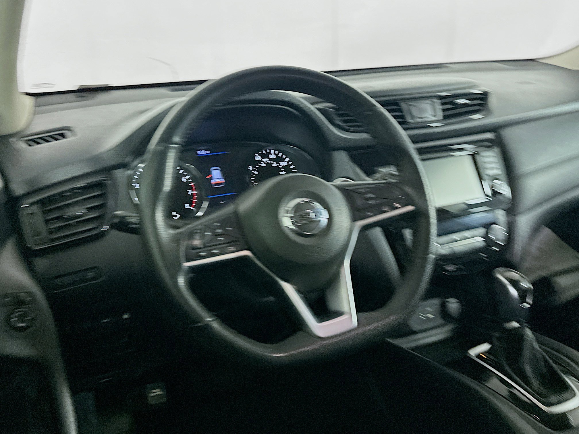 Used 2020 Nissan Rogue SV image 18