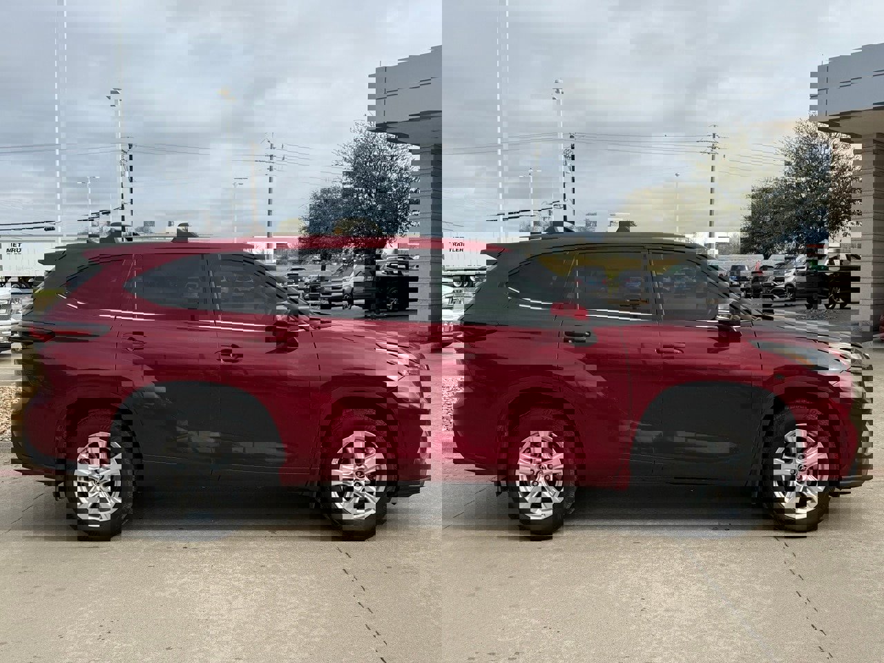 Used 2024 Toyota Highlander LE image 7