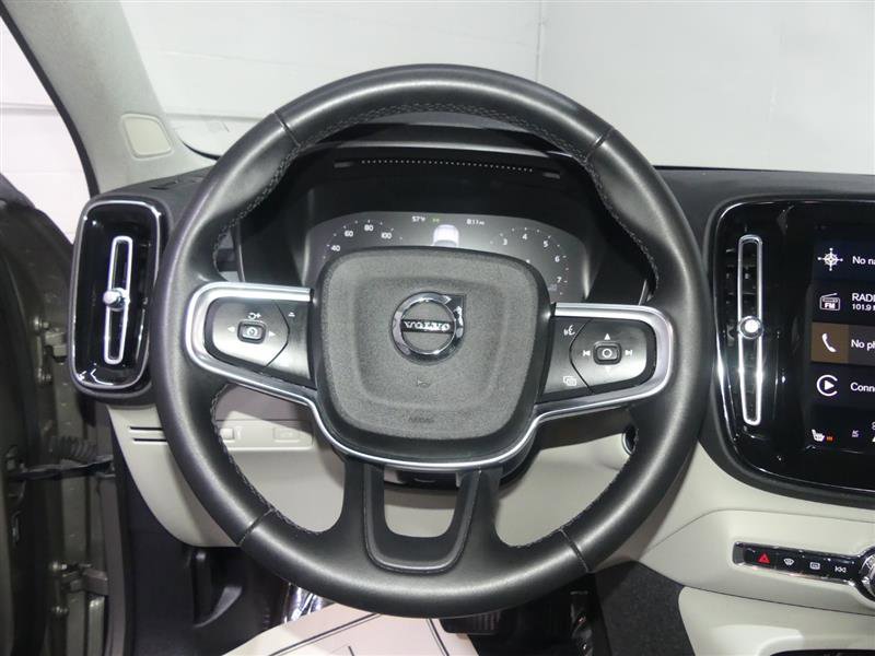 Used 2022 Volvo XC40 T5 Momentum image 31