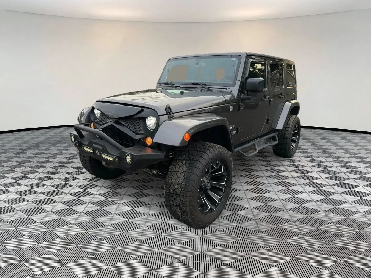 Used 2017 Jeep Wrangler Unlimited Sahara AWD/4WD image 3