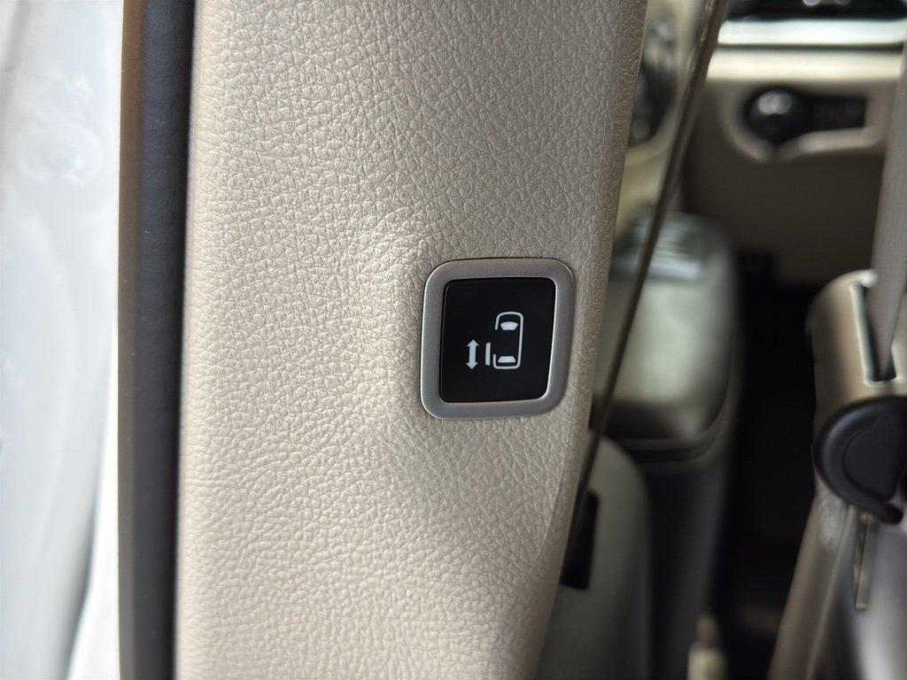 Used 2024 Chrysler Pacifica Touring-L image 14