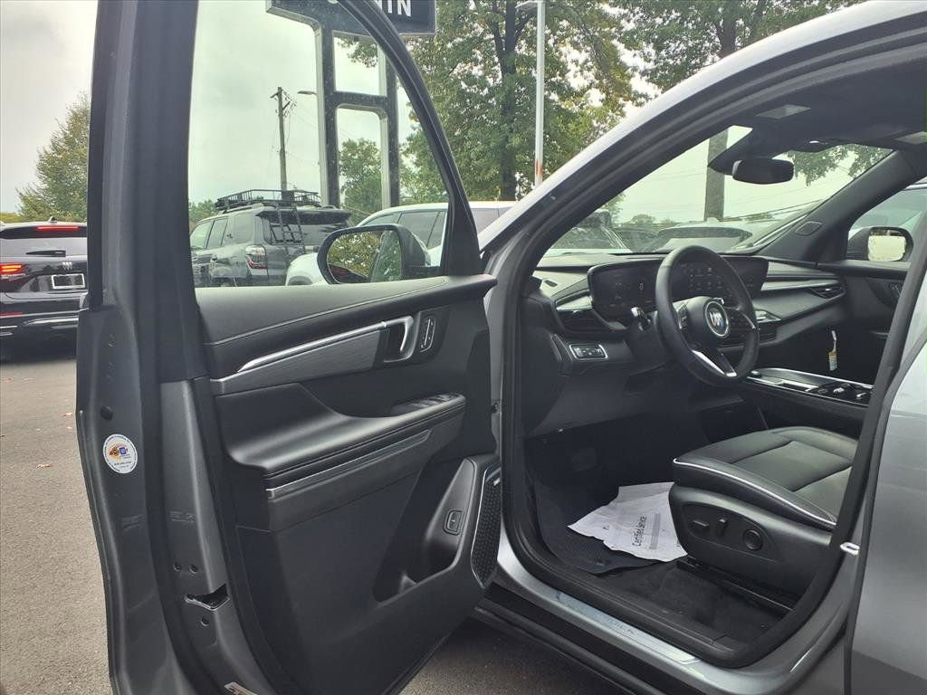 Used 2025 Buick Enclave Preferred w/ Power Package image 8