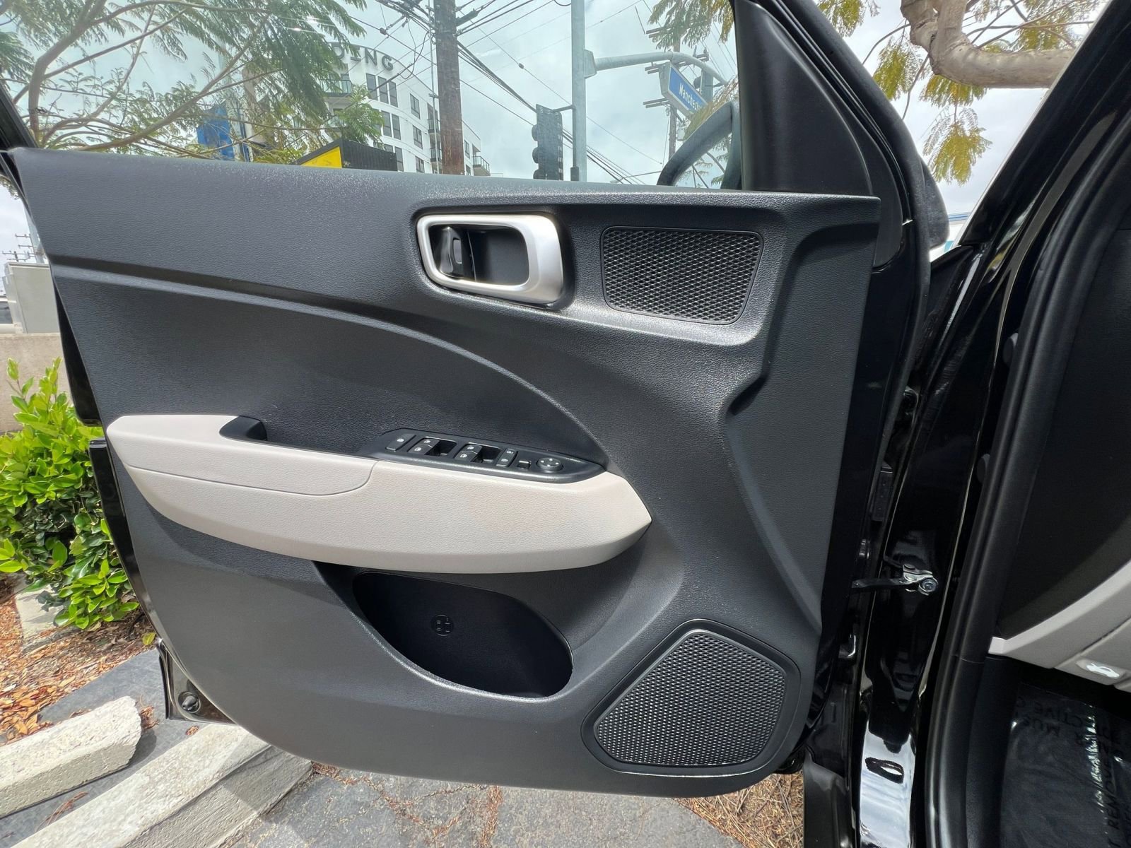 Used 2025 Hyundai Venue SEL FWD image 18