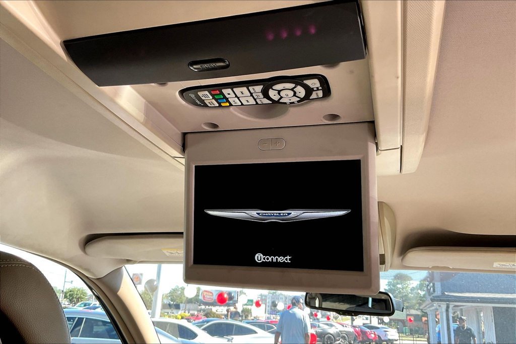Used 2015 Chrysler Town & Country Touring FWD image 33