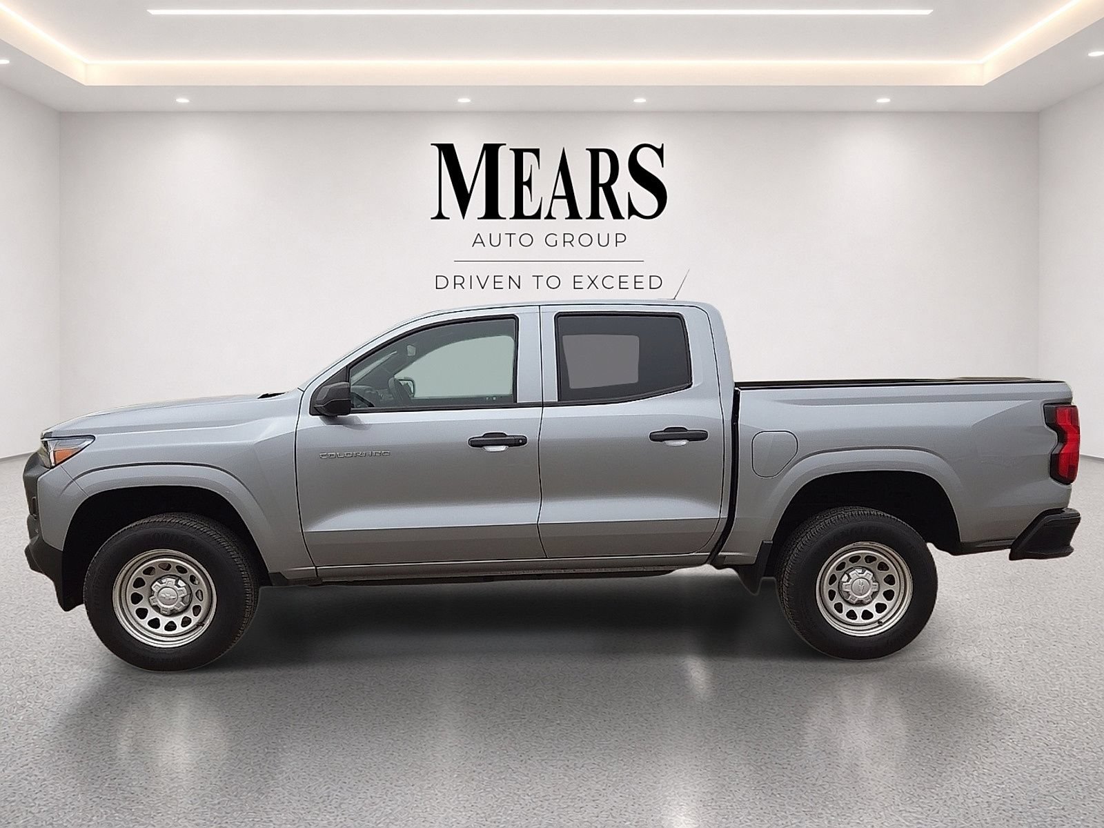 Used 2024 Chevrolet Colorado W/T RWD image 2