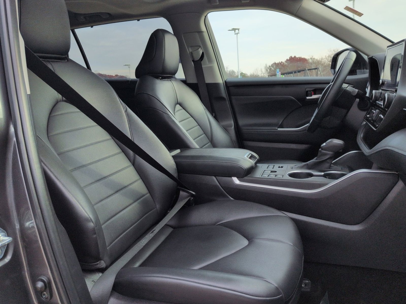 Used 2024 Toyota Highlander LE image 27