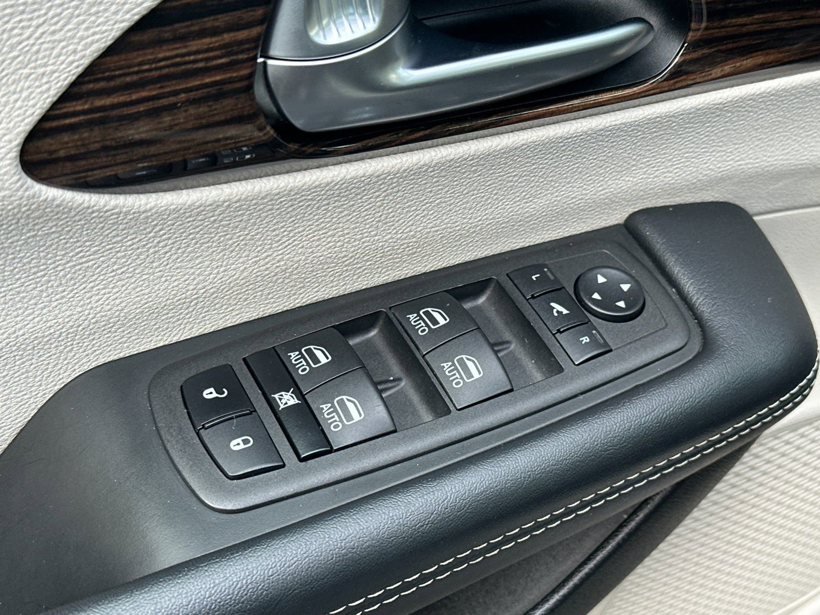 Used 2023 Chrysler Pacifica Limited image 12