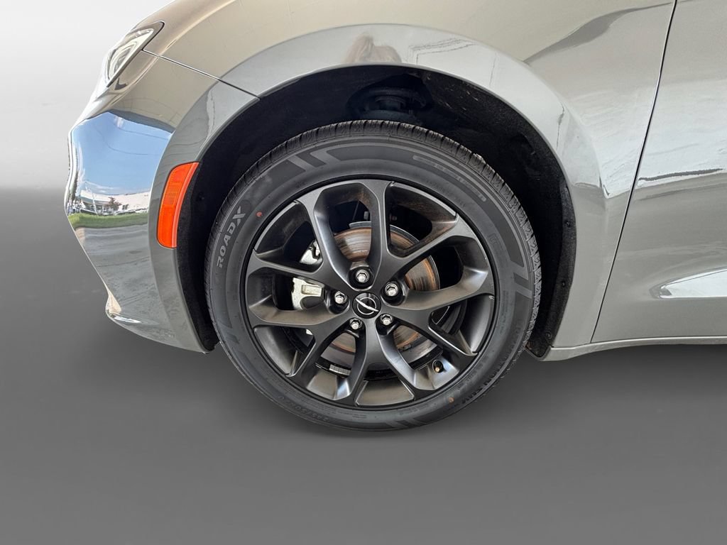Used 2025 Chrysler Pacifica Limited FWD image 15