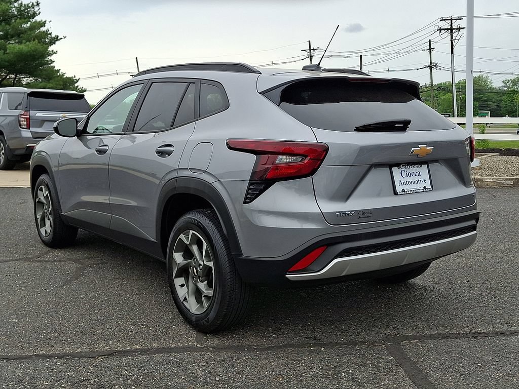 Used 2025 Chevrolet Trax LT FWD image 7