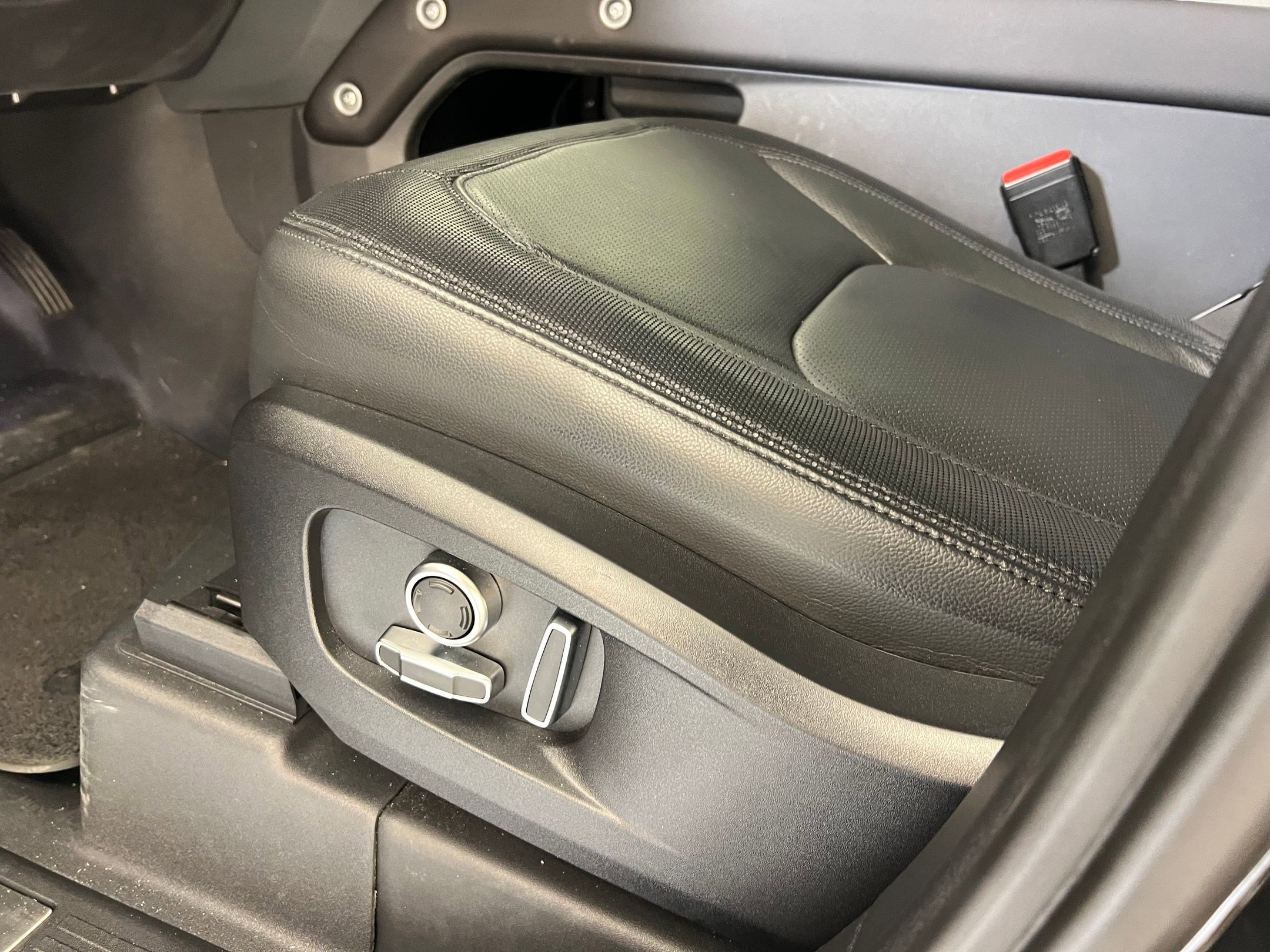 Used 2024 Land Rover Defender 130 X-Dynamic SE image 13