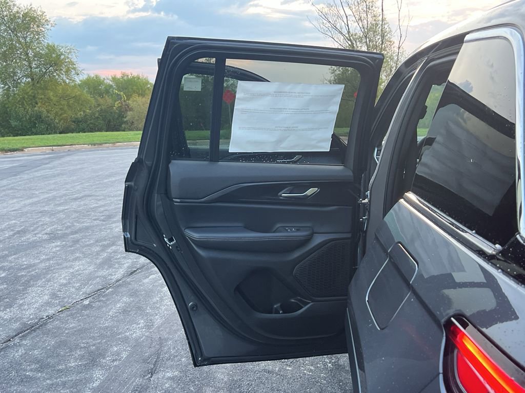 New 2025 Jeep Grand Cherokee Laredo X w/ Luxury Tech Group I image 35