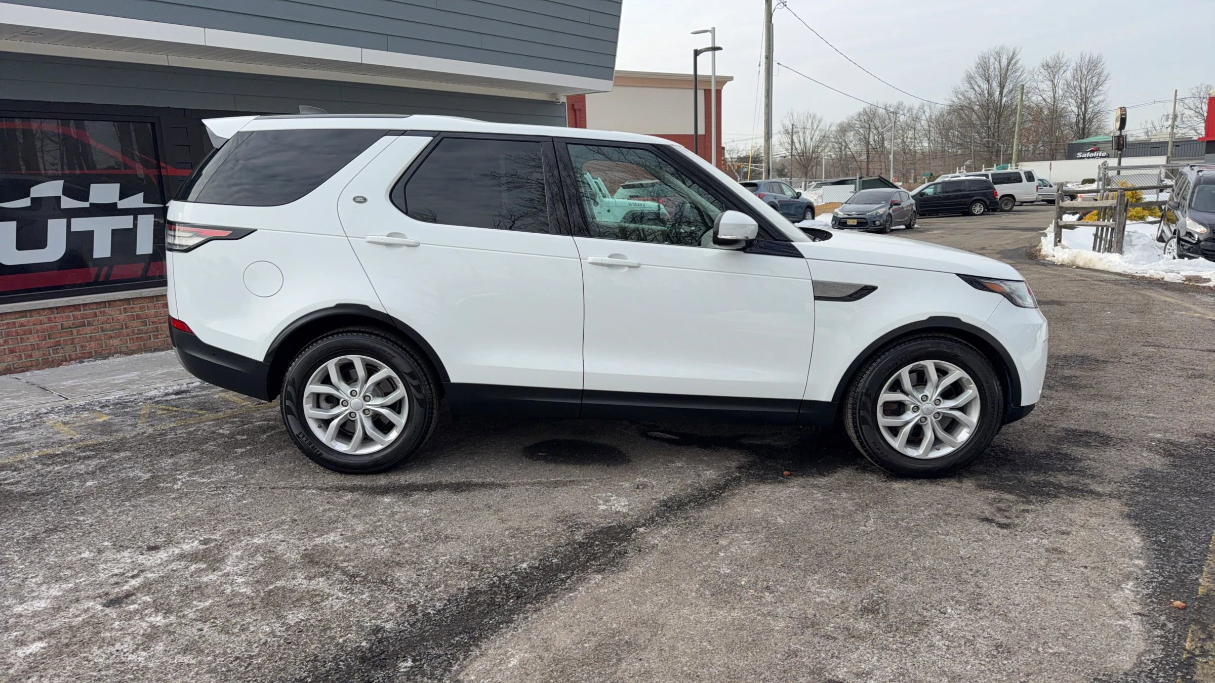 Used 2017 Land Rover Discovery SE image 4