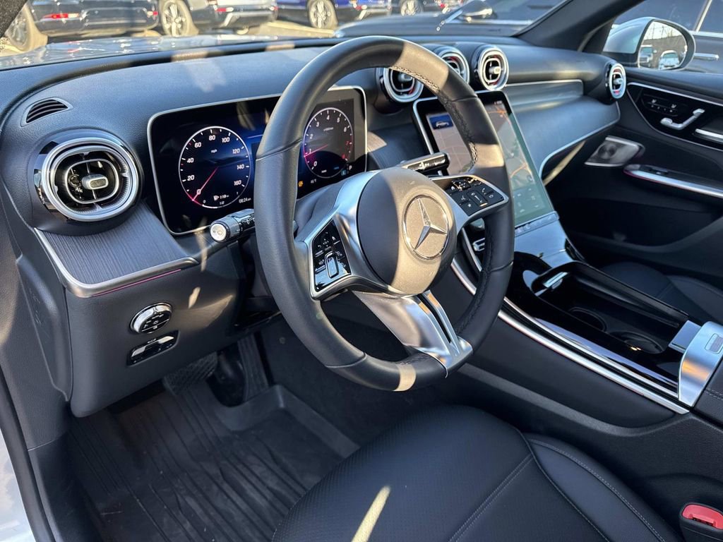 Used 2025 Mercedes-Benz GLC 300 4MATIC image 19