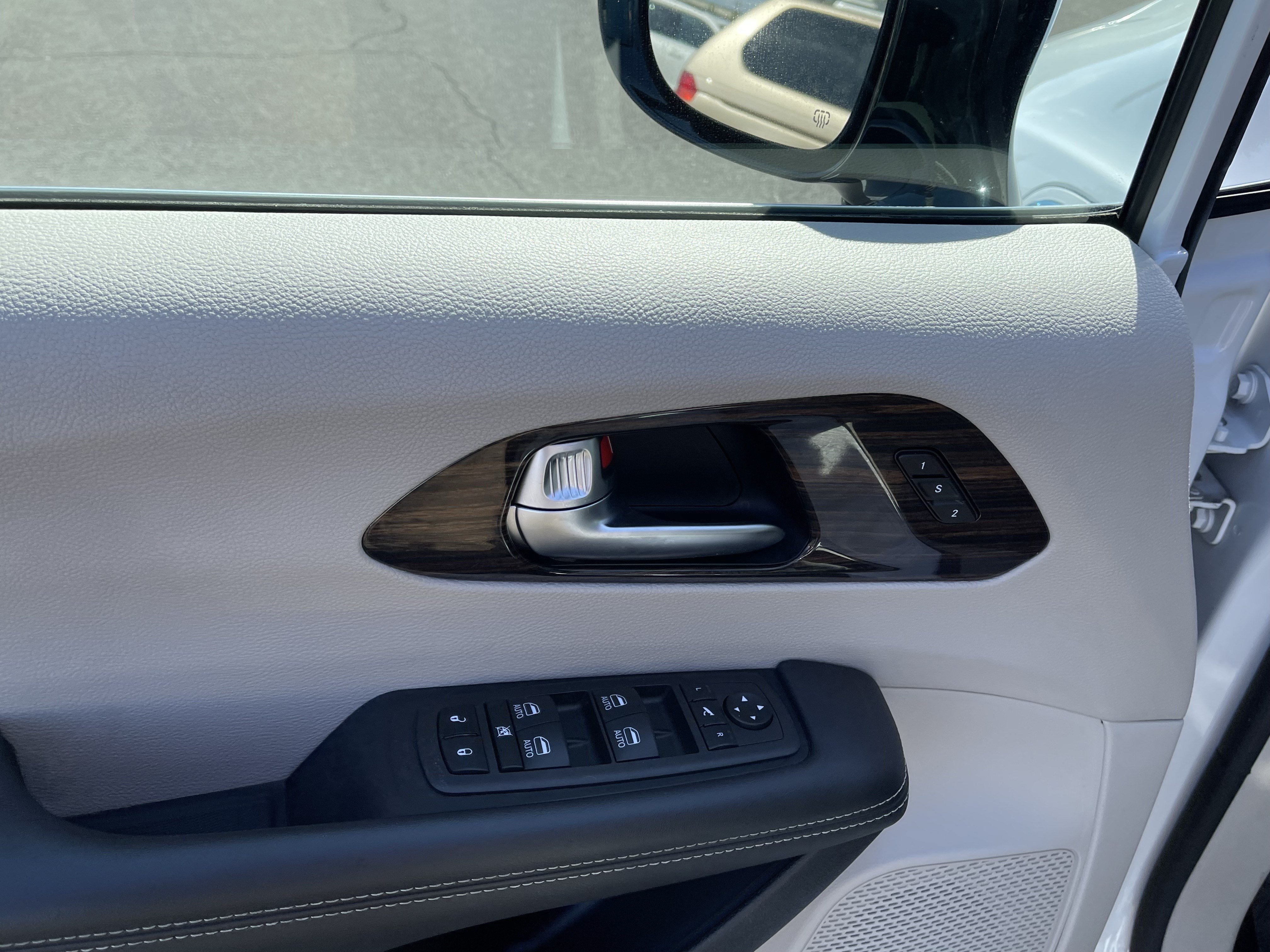 Used 2023 Chrysler Pacifica Limited FWD image 18