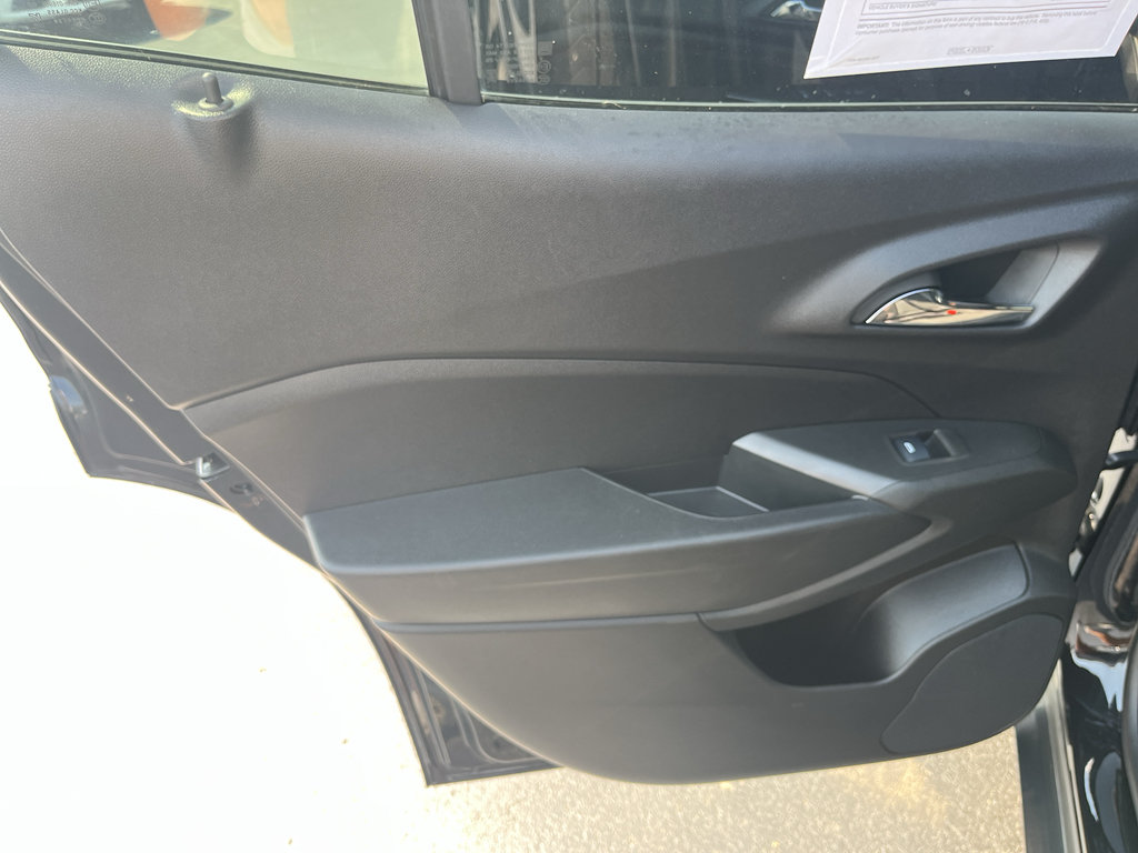 Used 2025 Chevrolet Trax RS FWD image 33
