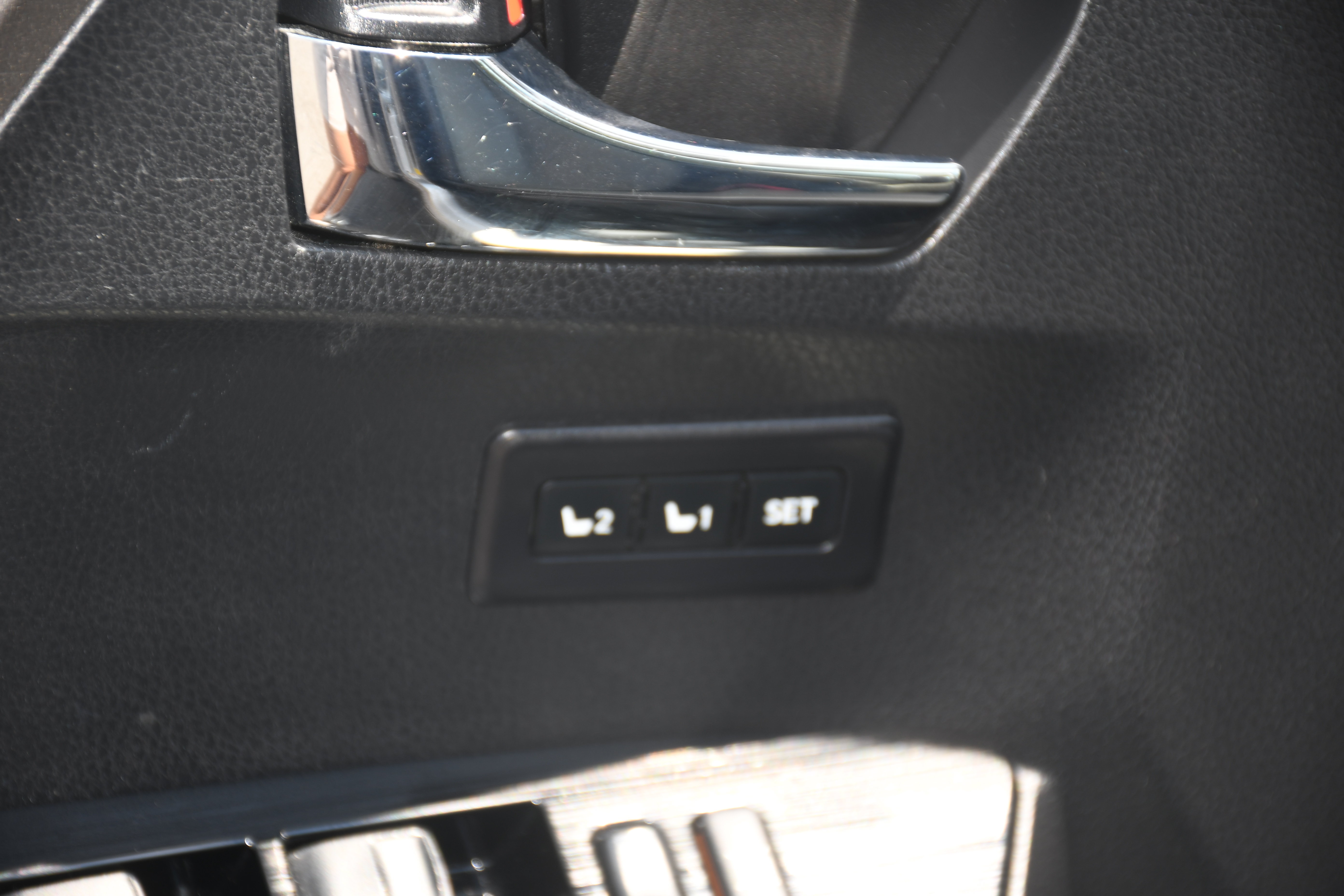 Used 2018 Toyota RAV4 Limited FWD image 11