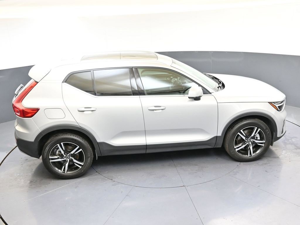 Certified 2025 Volvo XC40 B5 Core image 41