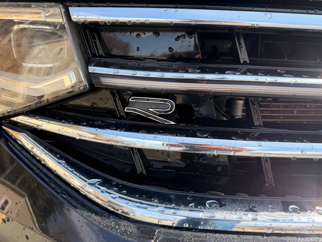 Used 2022 Volkswagen Tiguan SEL R-Line AWD/4WD image 4