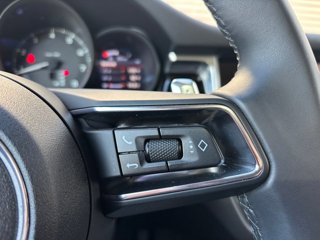 Certified 2025 Porsche Macan image 16