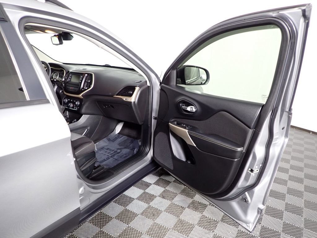 Used 2017 Jeep Cherokee Sport w/ Cold Weather Group image 40