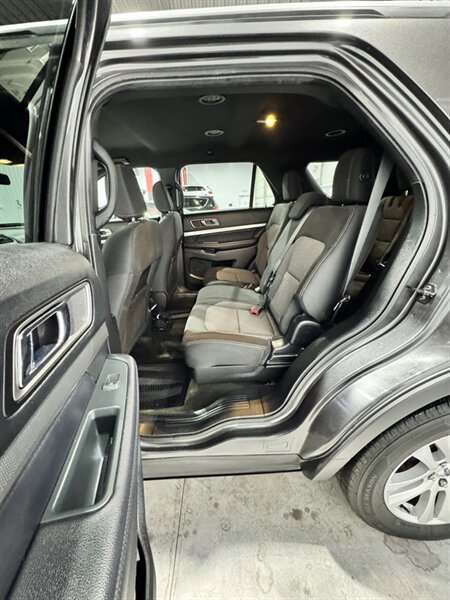 Used 2018 Ford Explorer XLT AWD/4WD image 7