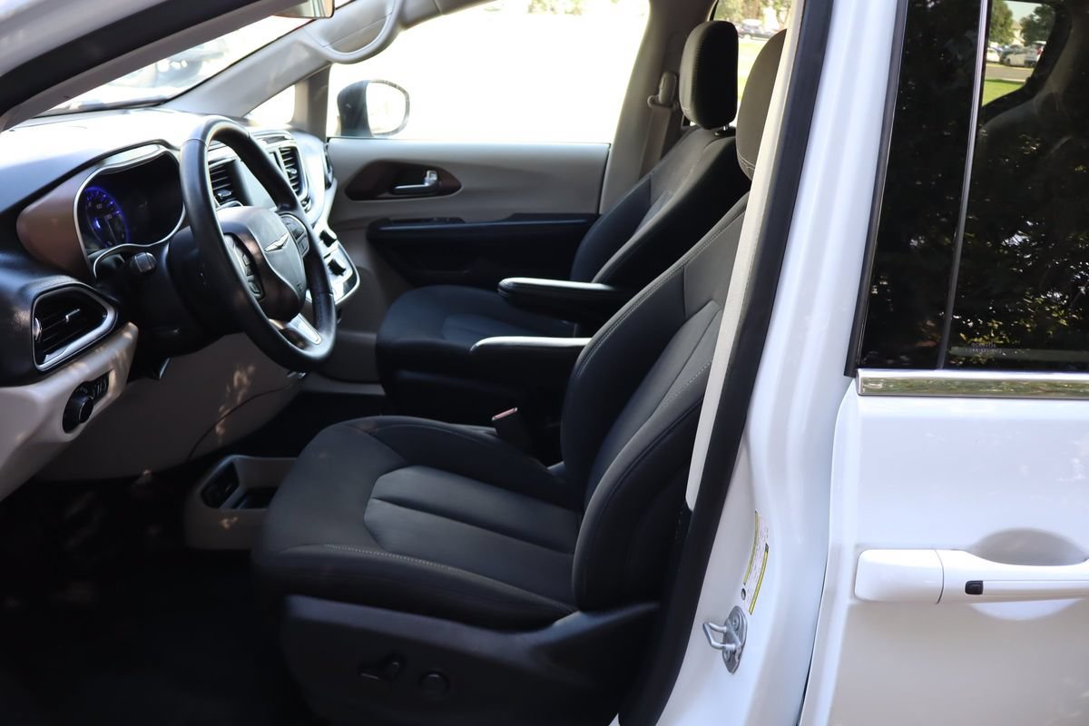 Used 2022 Chrysler Voyager LX FWD image 19
