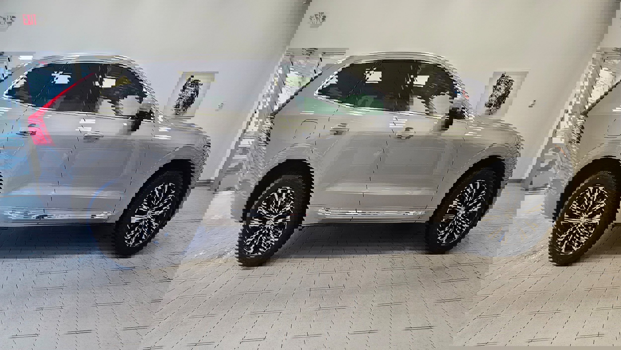 Certified 2022 Volvo XC60 B6 Inscription w/ Climate Package image 3