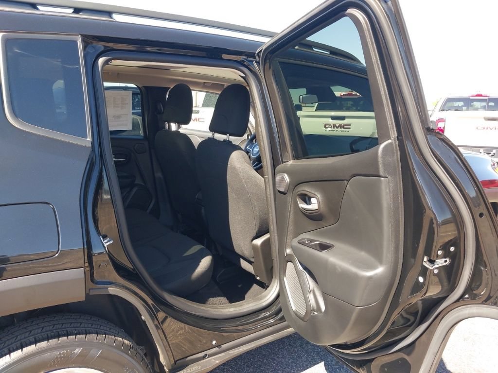 Used 2023 Jeep Renegade Latitude w/ Sun & Fun Group AWD/4WD image 9