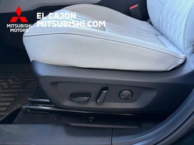 Used 2025 Mitsubishi Outlander AWD image 13