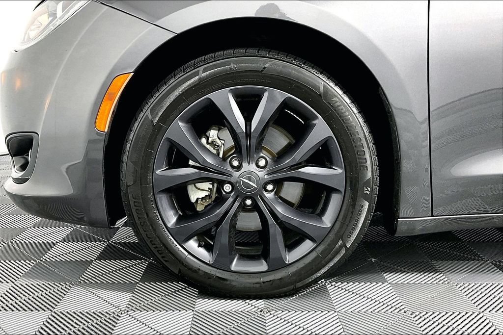 Used 2020 Chrysler Pacifica Touring w/ S Appearance Package FWD image 8