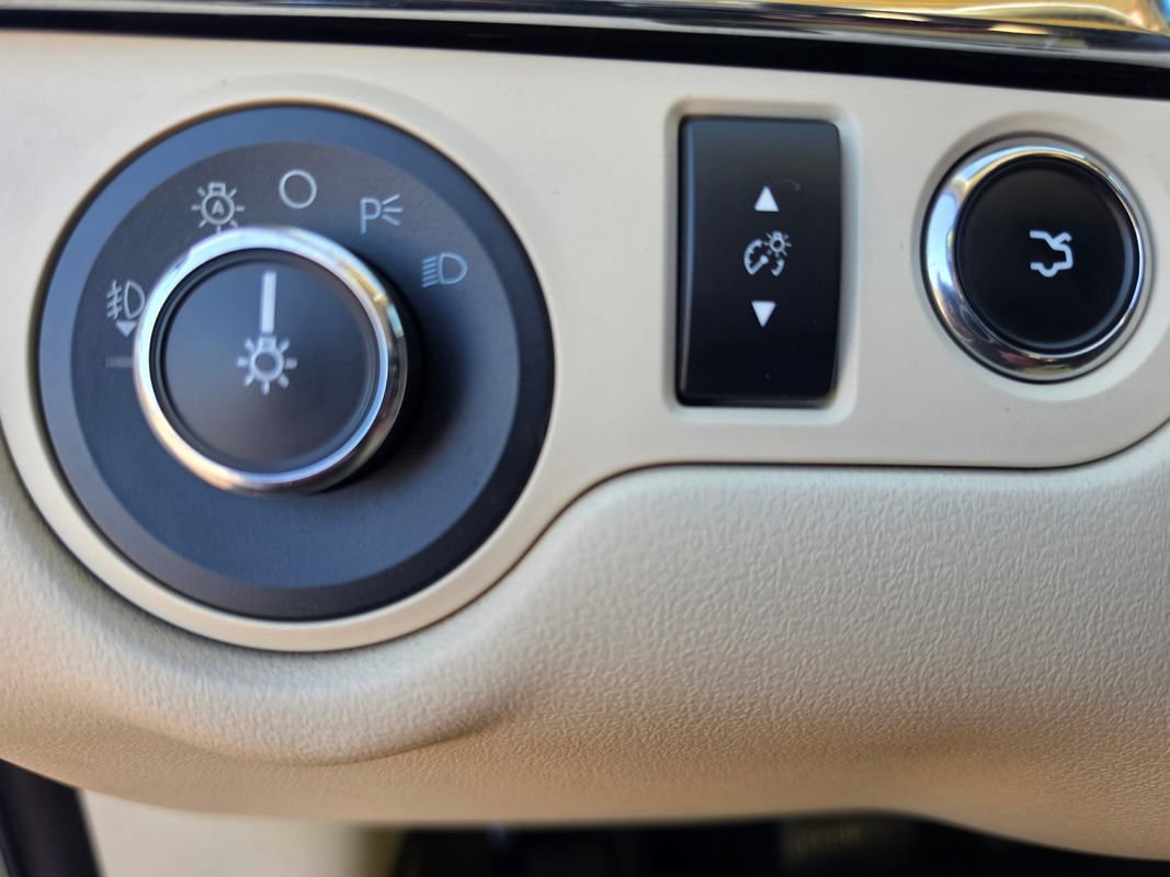 Used 2013 Lincoln MKS AWD image 17