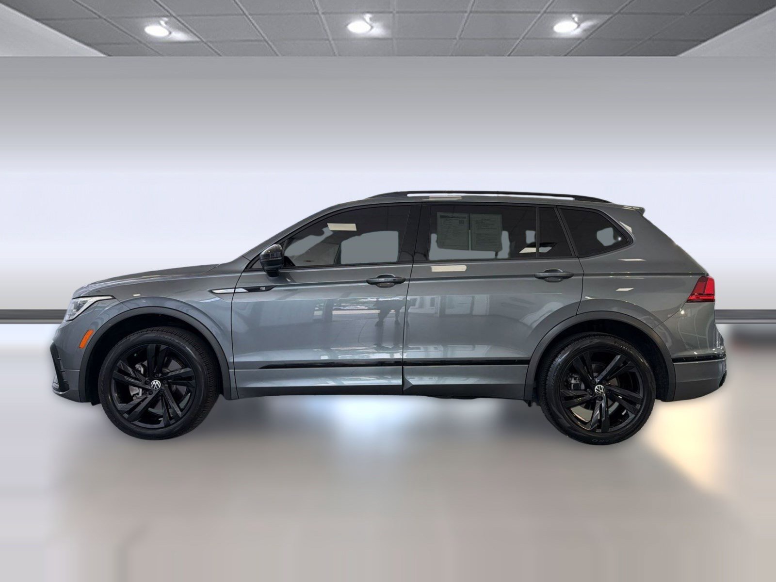 Used 2024 Volkswagen Tiguan SE R-Line FWD image 2