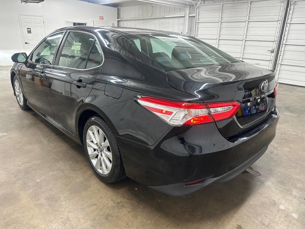Used 2018 Toyota Camry LE image 3