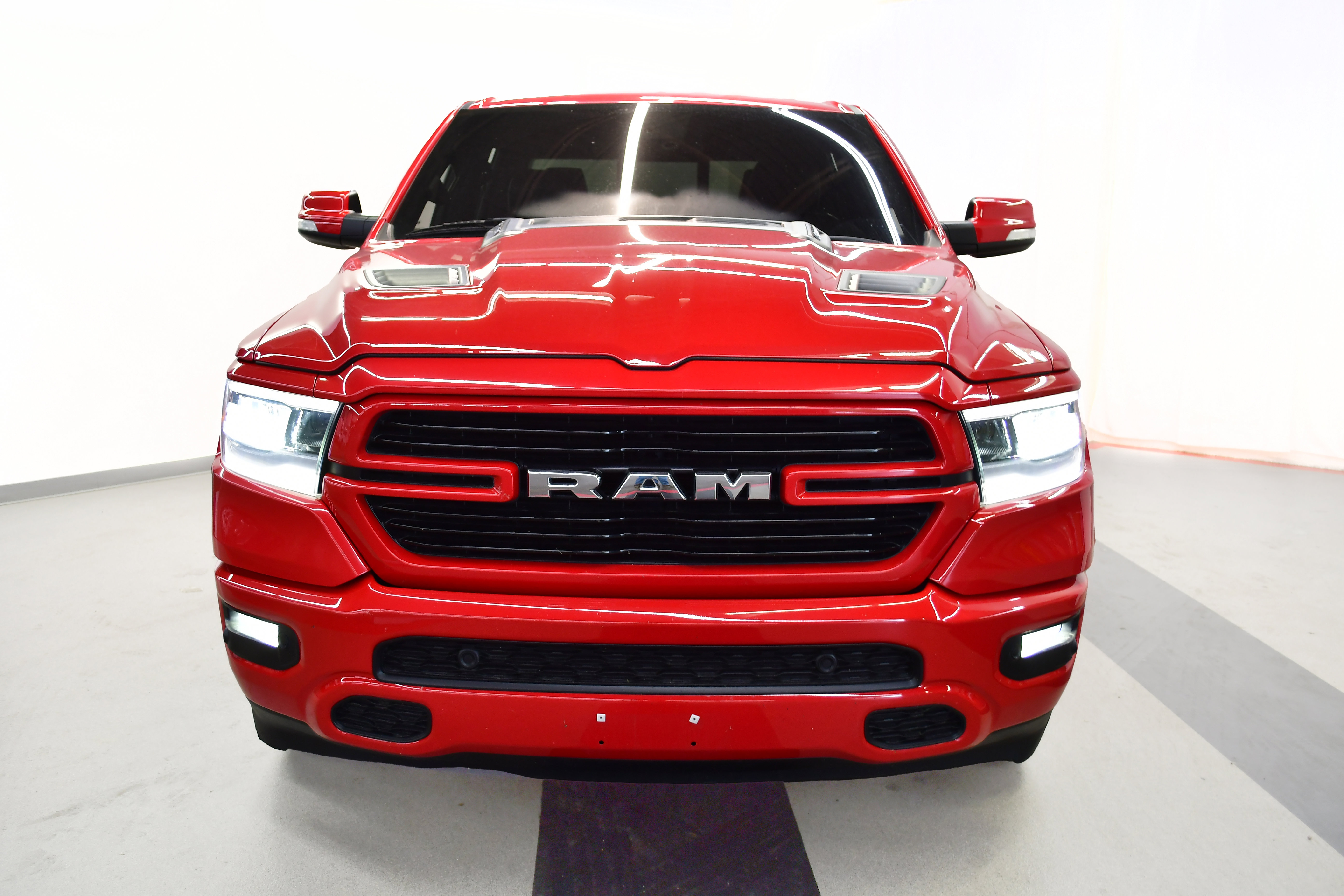 Used 2019 RAM 1500 Laramie w/ Sport Appearance Package AWD/4WD image 3