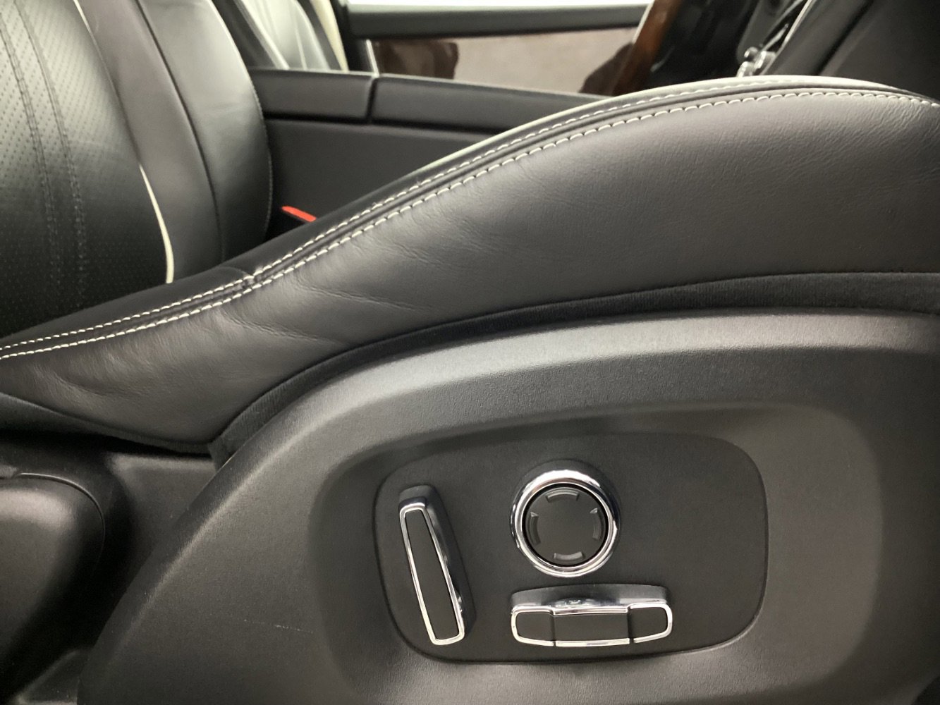 Used 2018 Jaguar XJ R-Sport image 44