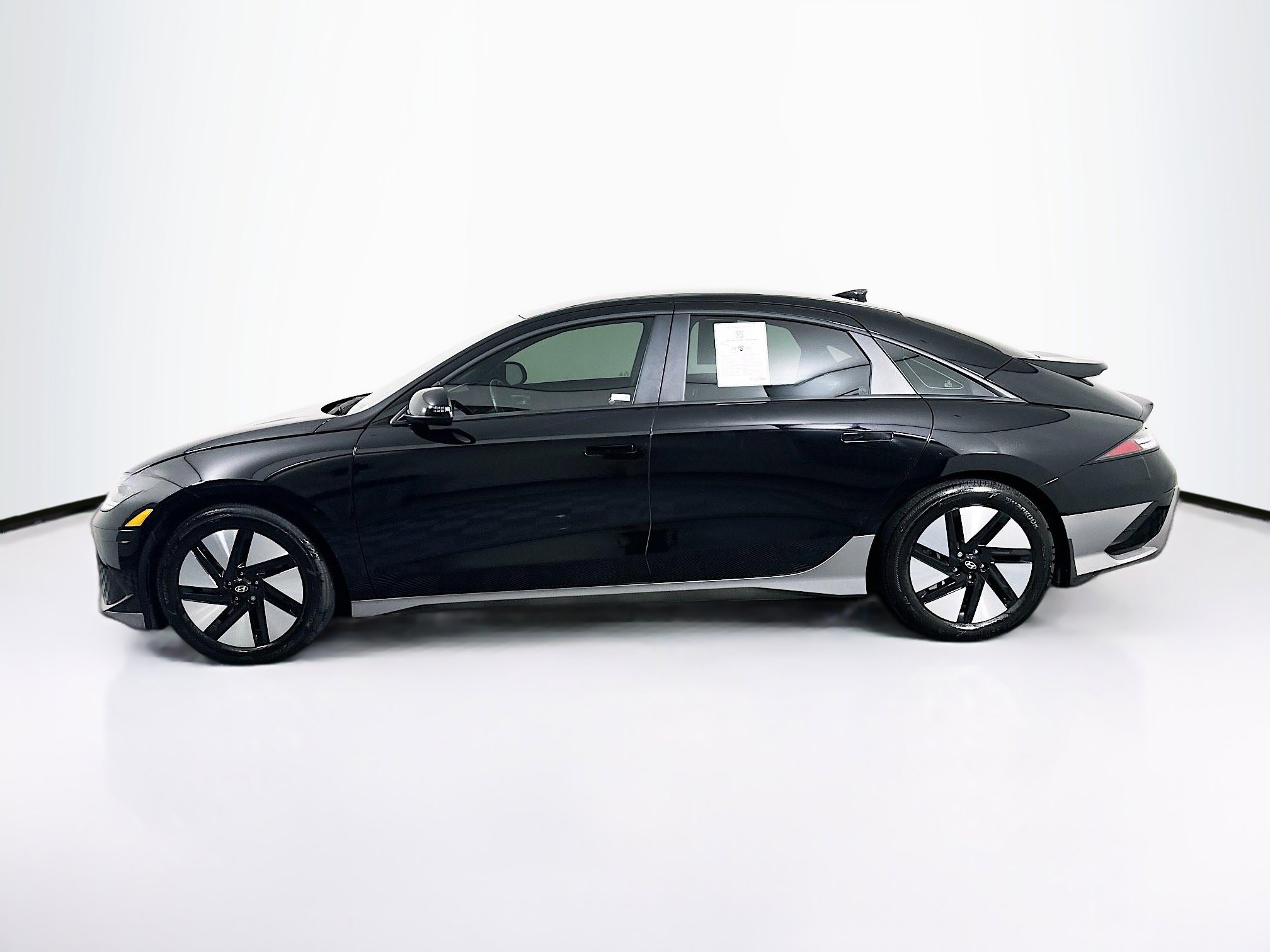 Used 2024 Hyundai Ioniq 6 SE RWD image 4