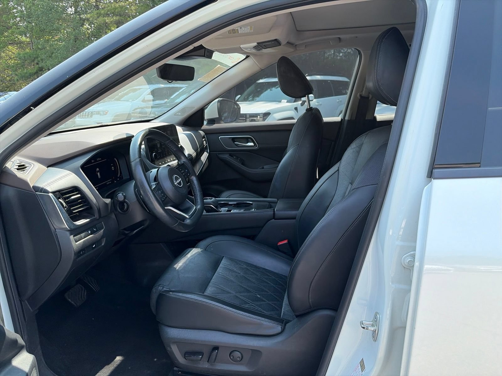 Used 2022 Nissan Rogue Platinum w/ Head-Up Display Package FWD image 9