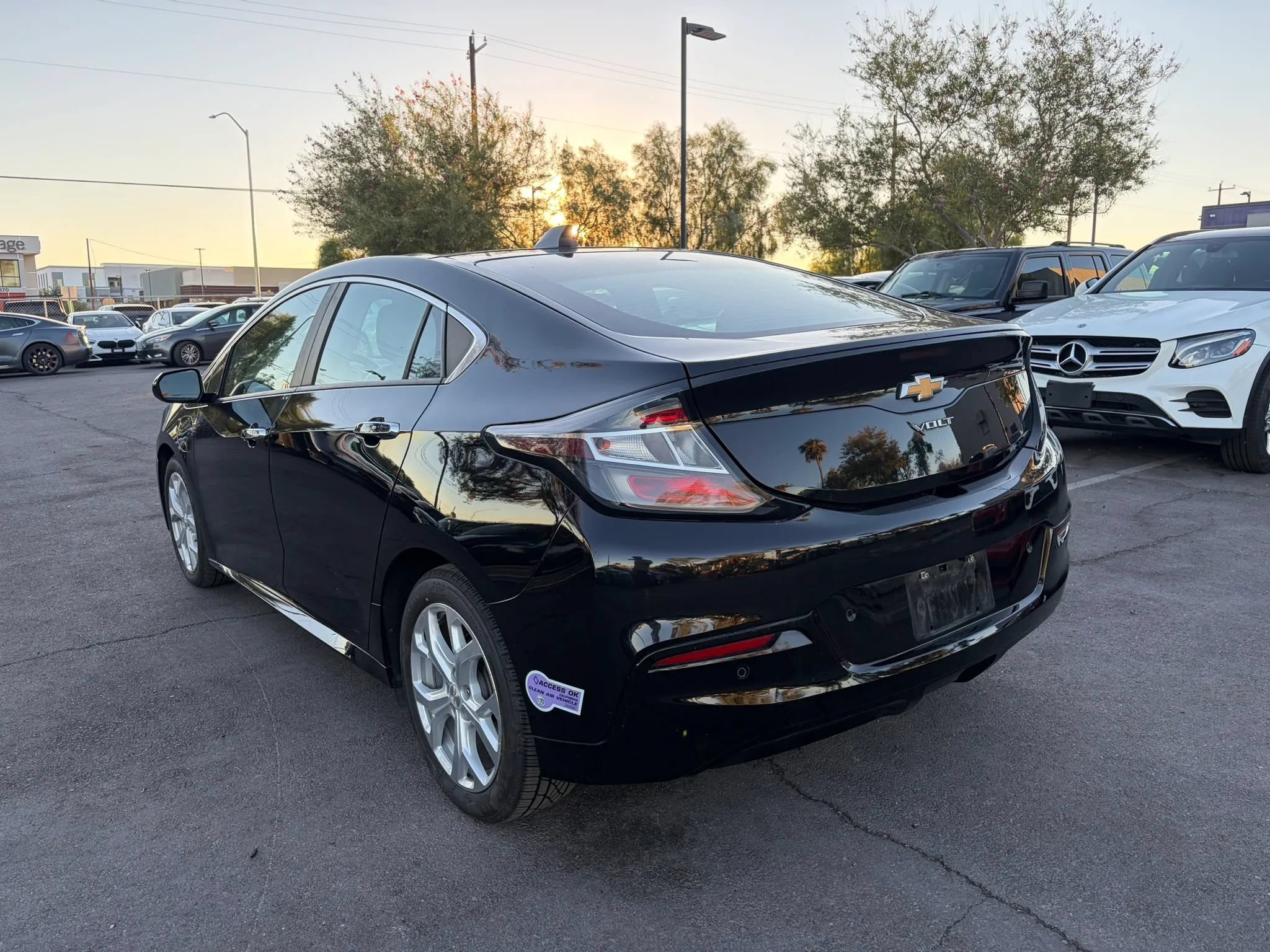 Used 2017 Chevrolet Volt Premier w/ Driver Confidence II Package FWD image 6