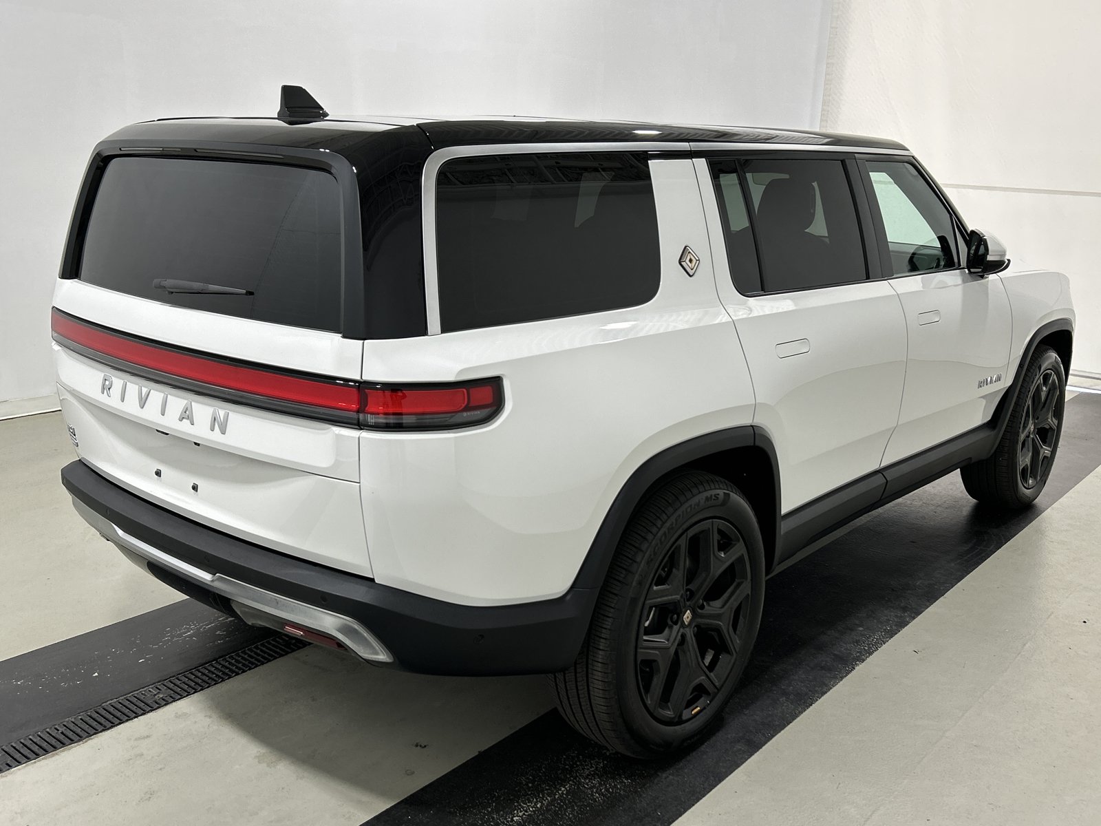 Used 2023 Rivian R1S Adventure AWD/4WD image 5