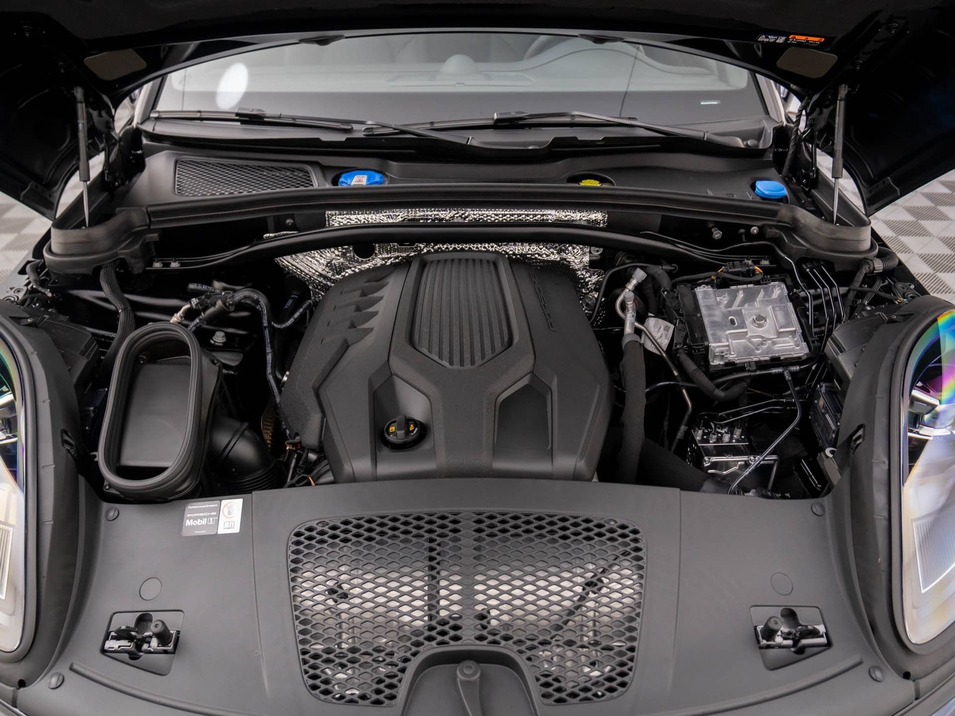 Certified 2026 Porsche Macan AWD/4WD image 30