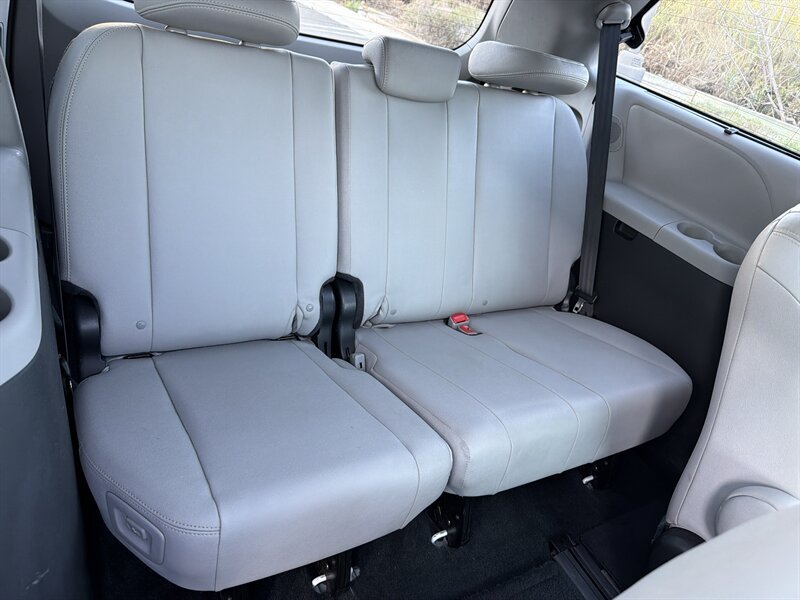 Used 2015 Toyota Sienna Limited Premium FWD image 19