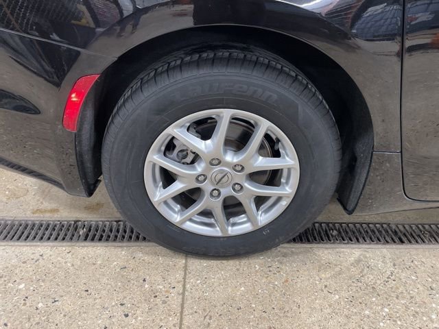 Used 2024 Chrysler Pacifica Touring-L image 37