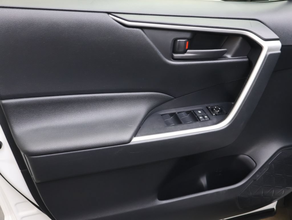Used 2019 Toyota RAV4 LE FWD image 15